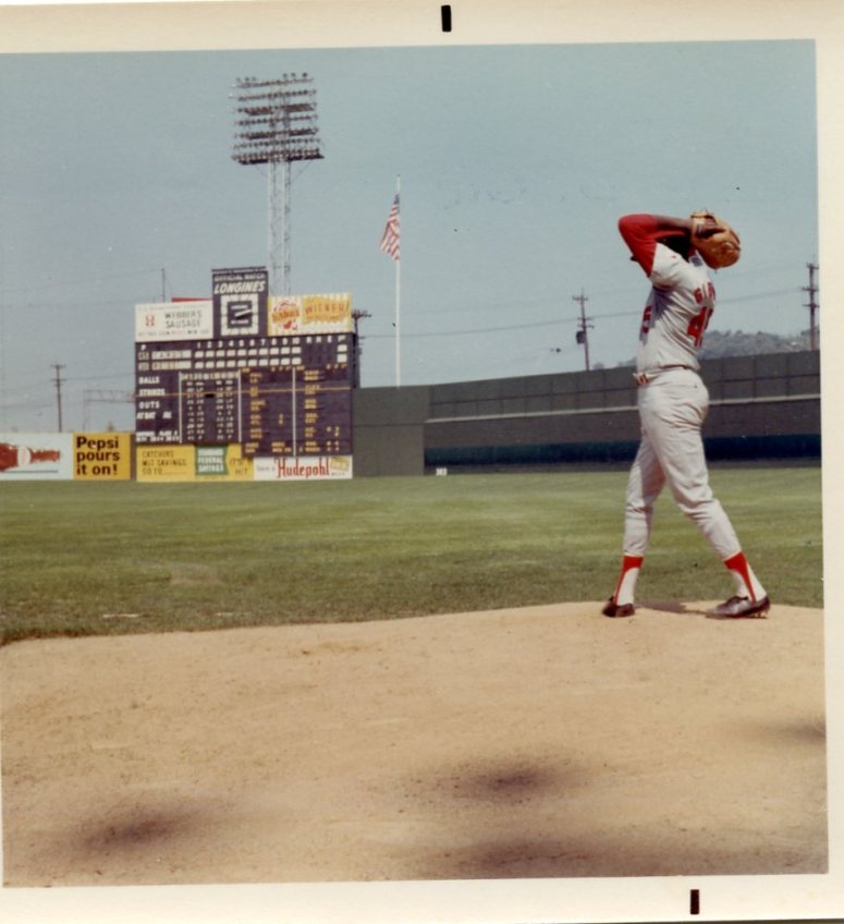 crosley83169eBob Gibson & Scoreboard-1